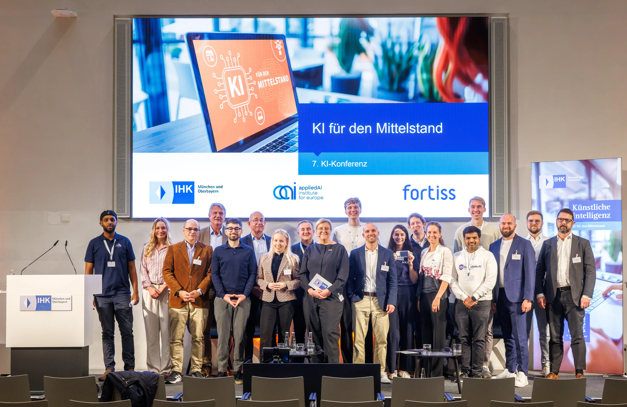 Die Referentinnen und Referenten der 7. KI-Konferenz auf der Bühne der IHK München
