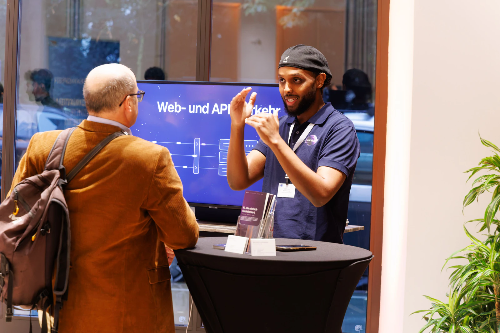 Gespräch am Noctive-Stand über den Schutz von Web- und API-Verkehr